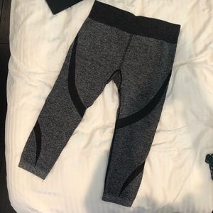 Fabletics Gray & black leggings Capri stretchy